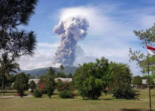 NÓNG: Núi lửa phun trào tại nơi xảy ra thảm họa động đất, sóng thần ở Indonesia