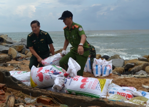 Triều cường uy hiếp khu dân cư Bạch Đằng