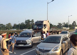 Vụ lùi xe trên cao tốc: Kết tội tài xế container có đúng luật?