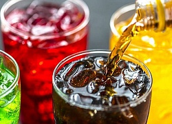 Bố cho con uống quá nhiều nước ngọt, bé lớn 4 tuổi đã phải nhổ 7 chiếc răng sâu, bé 3 tuổi chưa biết nói