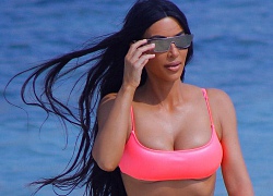 Đường cong đã khủng, Kim Kardashian còn mặc áo nhỏ xíu "bức tử khuôn ngực" đi tắm biển với con nhỏ