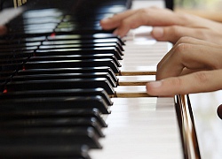 Không cần phải nắm tay nữa