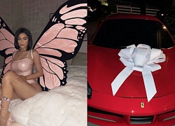 Kylie Jenner hóa trang Halloween thành bươm bướm gợi cảm, tặng mẹ món quà cực chất trị giá 5,8 tỷ