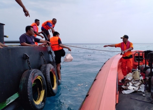 Vì sao chưa tìm thấy xác máy bay Indonesia JT610 rơi xuống biển dù đã thấy mảnh vỡ?