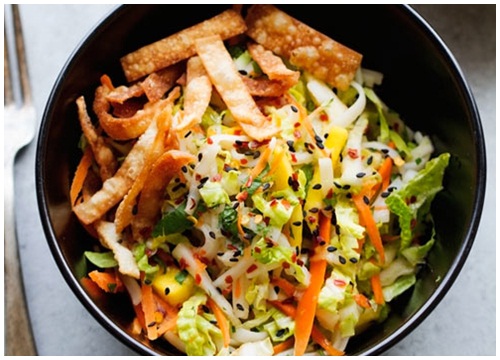 Cách làm salad gà xoài giòn nhẹ bụng mà vẫn đủ chất cho ngày cuối tuần