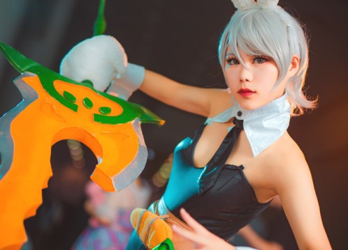 Cosplay Riven Thỏ Ngọc vô cùng quyến rũ trong Liên Minh Huyền Thoại