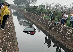 Hà Nội: Cô gái 23 tuổi lái Honda Civic lao xuống mương nước đen