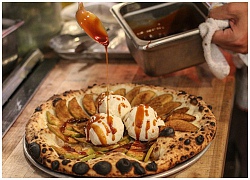 Hết cho thêm kem lạnh, người ta còn ăn pizza cùng bỏng ngô, chocolate... nữa kìa