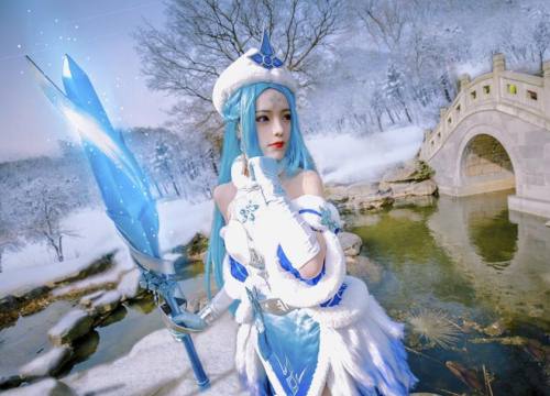 Lác mắt với cosplay "Nữ hoàng băng giá" của Vương Chiêu Quân trong Vương Giả Vinh Diệu