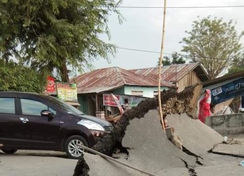 Một tuần sau thảm họa kép, Indonesia đối mặt với dịch bệnh và bất ổn