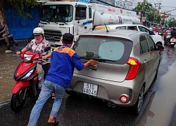 Người TP.HCM giúp nhau trong ngày triều cường dâng cao