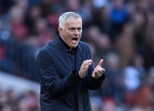 Những biểu cảm của Mourinho ở trận MU ngược dòng trước Newcastle