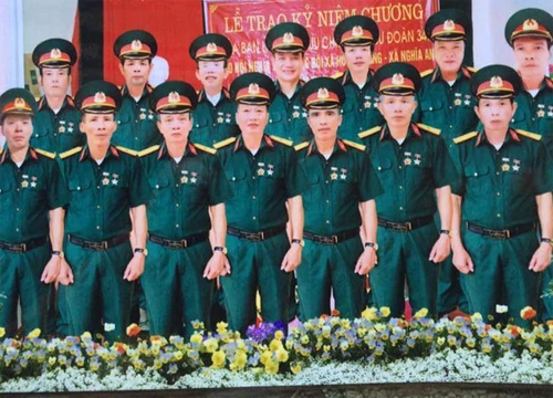 Thợ sửa ảnh không có tâm: "Nhân bản" 14 người giống hệt nhau chỉ khác mỗi cái mặt