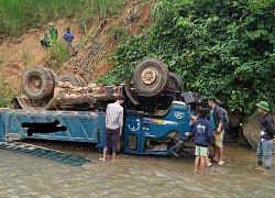 Xe tải mất phanh lao xuống suối, lật &quot;ngửa bụng&quot;