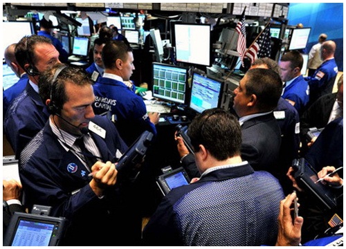 Dow Jones sụt mạnh 832 điểm khi nhà đầu tư bán tháo