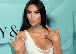 Kim Kardashian diện váy táo bạo, khoe loạt trang sức đắt tiền sau hai năm bị cướp ở Paris