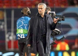 Mourinho bị điều tra vì liên tục giơ ngón út khó hiểu