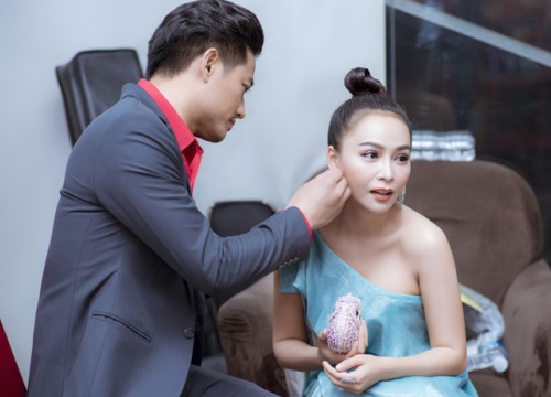 Quý Bình chăm sóc Mỹ Ngọc Bolero trong hậu trường