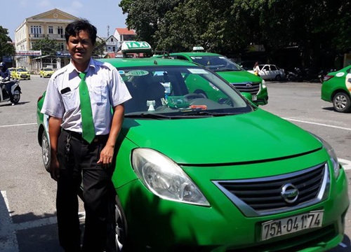 Tài xế đỡ đẻ thành công cho sản phụ ngay trên xe taxi