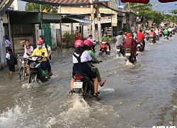 TP.HCM: Dân điểm nóng triều cường bình thản lội nước về nhà