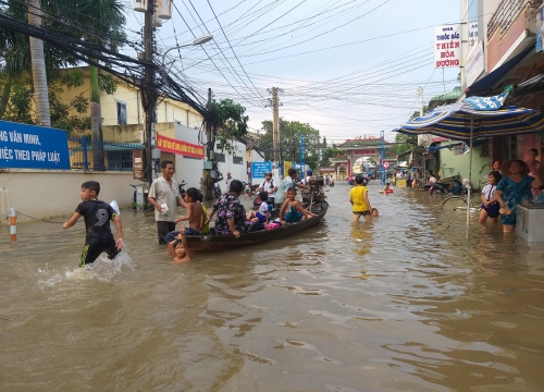 Triều cường dâng cao, dân Cần Thơ bơi thuyền giữa phố