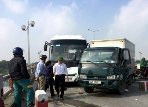 6 xe ô tô tông liên hoàn, nghìn phương tiện chôn chân trên cầu Thanh Trì, Hà Nội