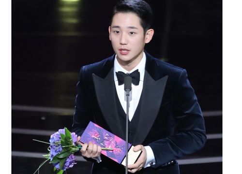 Chiến thắng của Jung Hae In tại Apan Star Awards 2018 gây tranh cãi