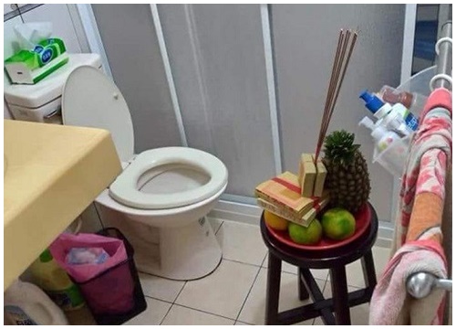 Cúng thần toilet