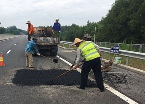 "Đường hỏng do mưa" hay là sự trốn trách trách nhiệm?