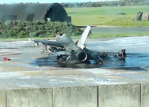 F-16 phát nổ và bị thiêu rụi tại căn cứ không quân