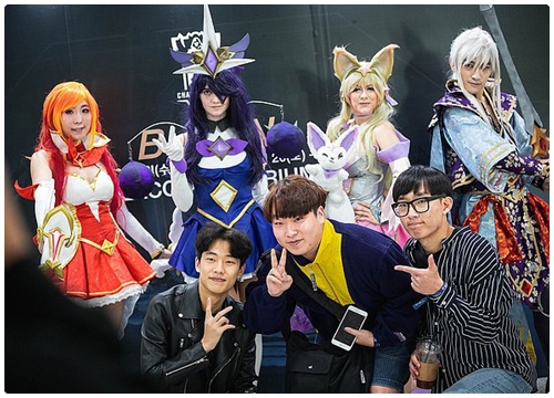 Ảnh cosplay của người hâm mộ ở Vòng Bảng Ngày 6