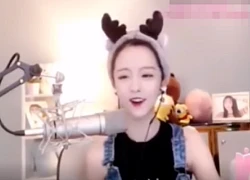 Hát quốc ca "phản cảm" khi livestream, hotgirl 2 triệu lượt theo dõi bị "ném đá" không thương tiếc