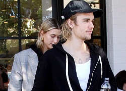 Justin Bieber vui tươi trở lại, âu yếm hôn Hailey Baldwin giữa nhà hàng