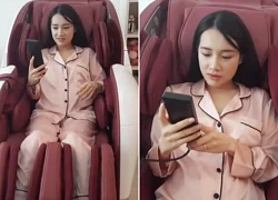 Nhã Phương vừa ngồi mát-xa thả dáng, vừa livestream trò chuyện nhưng dân mạng chỉ để ý đến vòng 2 to bất thường