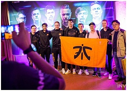 Quá yêu mến Fnatic, một fan hâm mộ đã mở luôn cửa hàng bày bán các sản phẩm của đội tuyển này tại Hàn Quốc