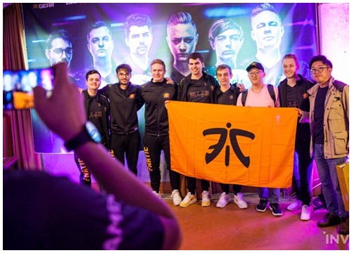 Quá yêu mến Fnatic, một fan hâm mộ đã mở luôn cửa hàng bày bán các sản phẩm của đội tuyển này tại Hàn Quốc