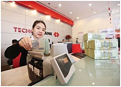 Techcombank thưởng 300.000 cổ phiếu cho 3 lãnh đạo