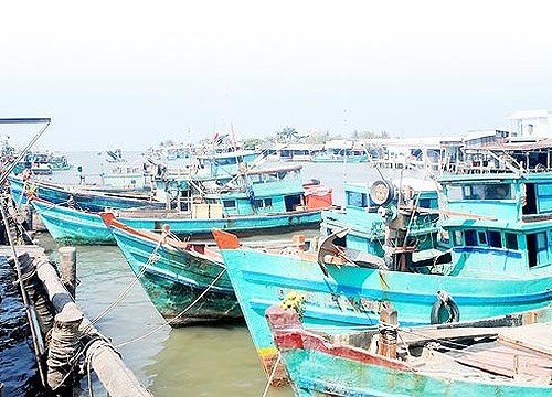 Cà Mau: Nạo vét cửa biển nửa chừng, tàu cá công suất lớn "mắc cạn"