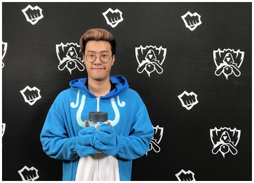 Cạn lời với màn trả lời câu hỏi của xạ thủ FlyQuest WildTurtle: "Tôi sẽ không bao giờ ăn thịt chó!'