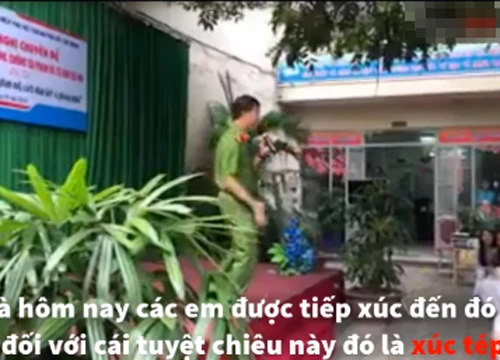 CĐM thích thú clip anh công an "vui tính" mách nữ sinh tuyệt chiêu "xúc tép" hạ gục yêu râu xanh