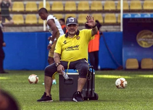 Diego Maradona mất hết sụn đầu gối, sẽ phải dùng chân giả