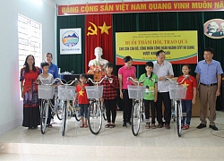 Tặng quà con CNVCLĐ ngành GTVT Hà Giang vượt khó học giỏi