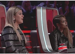 The Voice US: Kelly Clarkson tiếp tục tiễn 2 chàng trai yêu nhau ra về