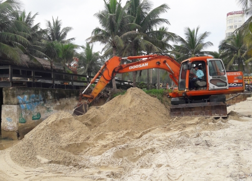 Bãi biển Đà Nẵng sạt lở, ăn sâu vào vỉa hè sau trận mưa lớn