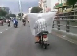 Clip: Người đàn ông chui vào túi nilon vẫn phóng xe vun vút trên phố