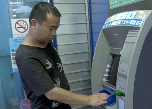 Lào Cai: Bắt quả tang đối tượng người Trung Quốc dùng 102 thẻ ATM giả rút tiền