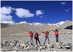 Màu xanh của hồ Pangong trên dãy Himalaya