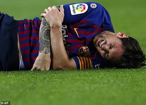 Messi gãy tay rùng rợn sau pha tiếp đất lỗi, băng bó ngay trên sân và chắc chắn vắng mặt ở trận Siêu kinh điển