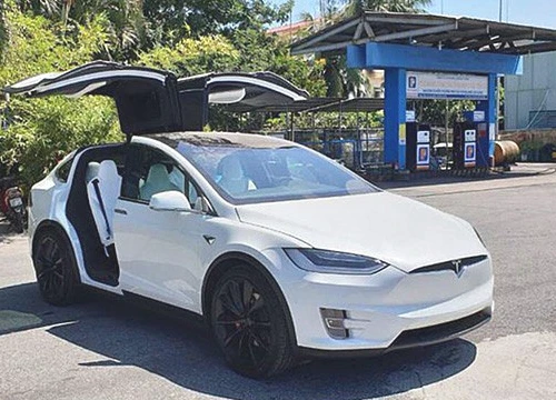 "Mổ xẻ" Tesla Model X P100D gần 10 tỷ "gây bão" MXH