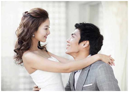 Người phụ nữ lạ mặt trong đám tang của chồng và bí mật động trời mới được hé lộ